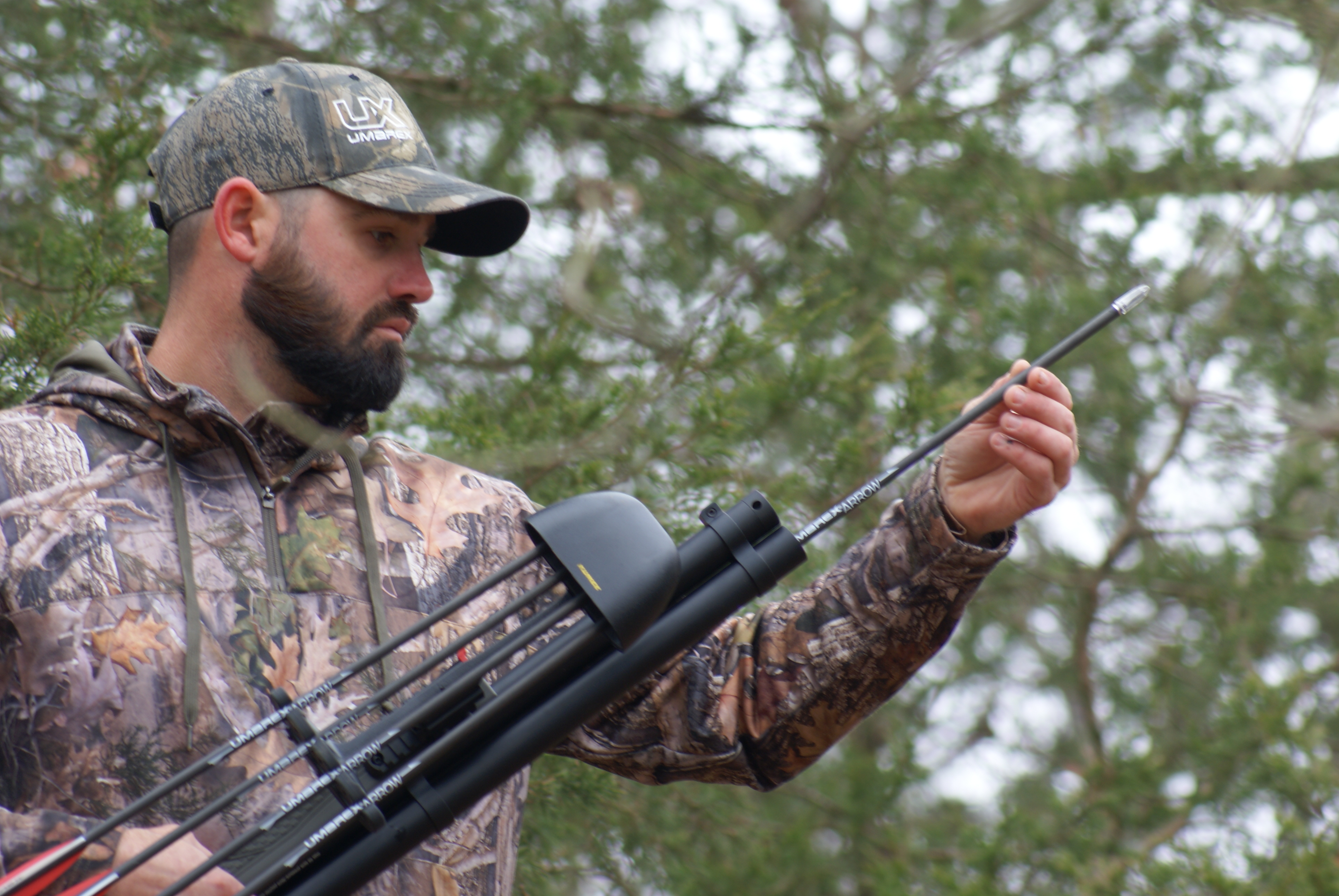 HUNTER PUTTING AN ARROW IN THE BARREL OF THE AIRSABER